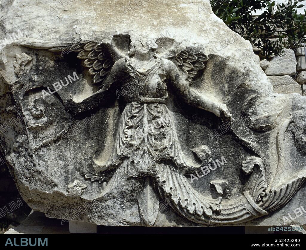 ARTE GRIEGO-HELENISTICO. TURQUIA. SANTUARIO DE APOLO. Famoso en la antigua Grecia por sus oráculos. Los vestigios más antiguos se remontan al siglo VIII a. C. Alejandro Magno realizó su última ampliación tras la conquista de Asia Menor. Detalle de los relieves que decoraban el ARQUITRABE del PRONAOS con la representación de un GENIO ALADO. DIDYMA. Península Anatólica.