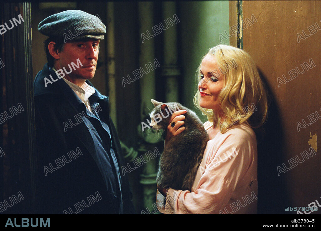 GABRIEL BYRNE and MIRANDA RICHARDSON in SPIDER, 2002, directed by DAVID CRONENBERG. Copyright SONY PICTURES CLASSICS.
