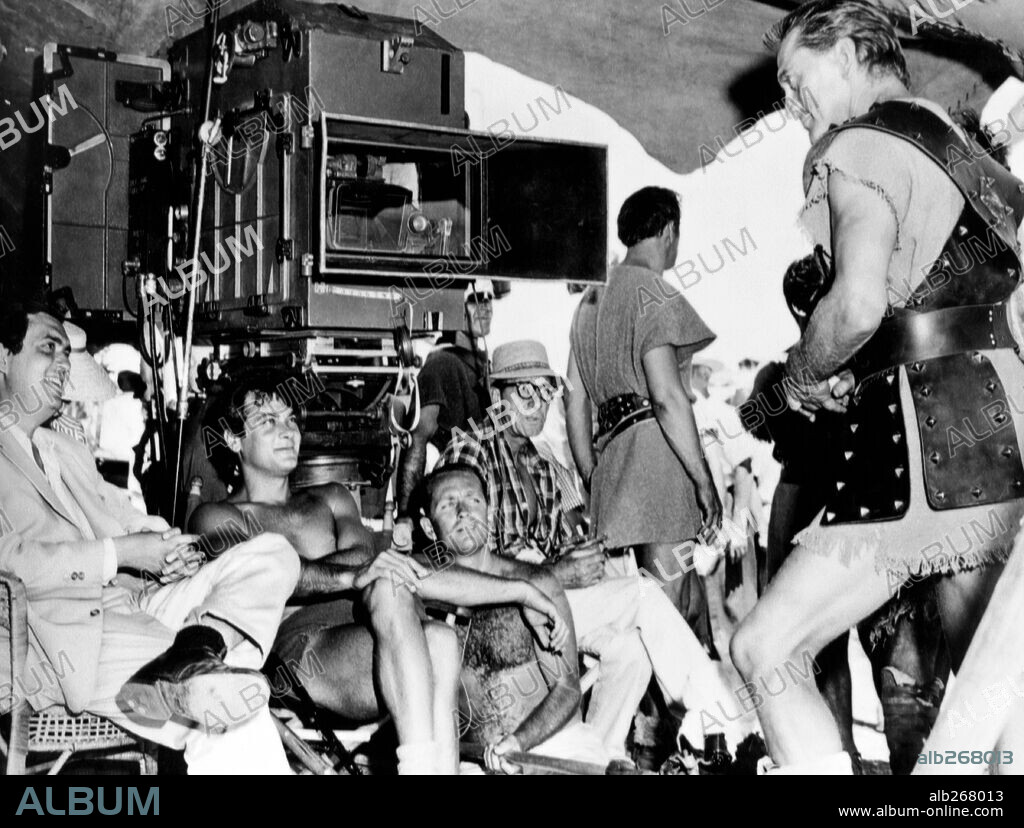KIRK DOUGLAS, STANLEY KUBRICK y TONY CURTIS en ESPARTACO, 1960 (SPARTACUS), dirigida por STANLEY KUBRICK. Copyright BRYNA/UNIVERSAL.