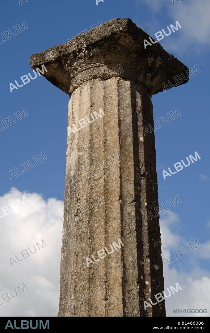 ARTE GRIEGO. GRECIA. SANTUARIO DE OLIMPIA. Vista de una COLUMNA DORICA que formaba la PALESTRA helenística del s. III a. C., donde se entrenaban los atletas. Región del Peloponeso. Provincia de Ilía.
