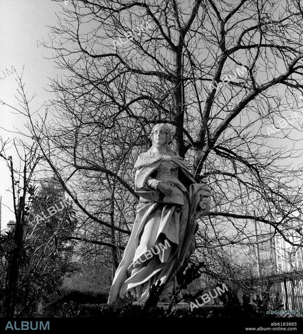 DOÑA URRACA - ESCULTURA DEL PASEO DE LAS ESTATUAS - FOTOGRAFIA EN BLANCO Y NEGRO - AÑOS 60.