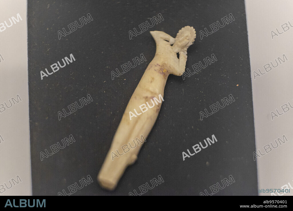 cabeza de aguja de hueso con figura de Venus, , Museo-Centro de Interpretación del parque arqueológico de Segóbriga, Saelices, Cuenca, Castilla-La Mancha, Spain.