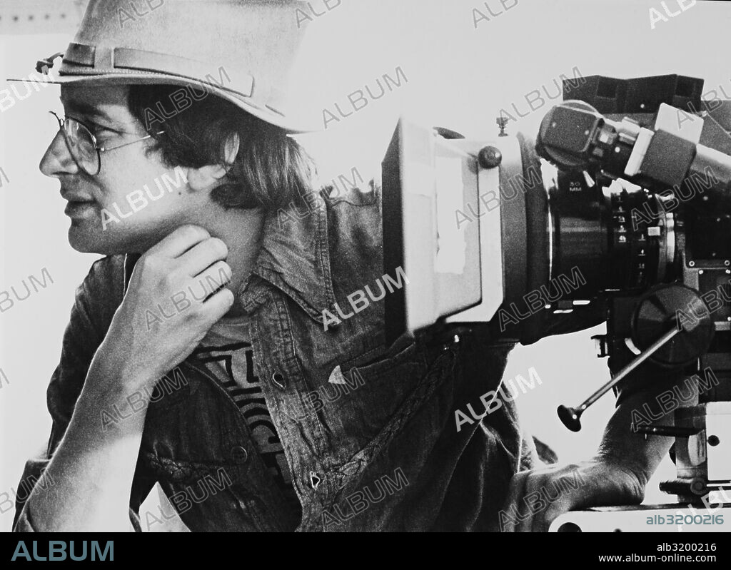 STEVEN SPIELBERG en ENCUENTROS EN LA TERCERA FASE, 1977 (CLOSE ENCOUNTERS OF THE THIRD KIND), dirigida por STEVEN SPIELBERG. Copyright COLUMBIA PICTURES.