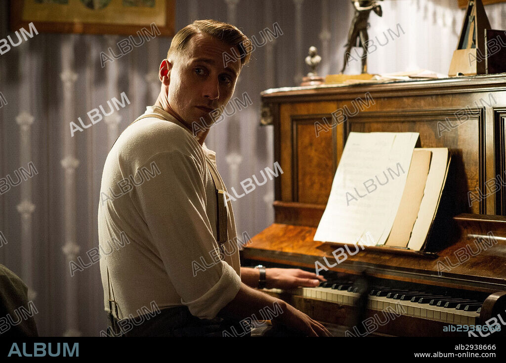 MATTHIAS SCHOENAERTS en SUITE FRANCESA, 2014 (SUITE FRANÇAISE), dirigida por SAUL DIBB. Copyright ALLIANCE FILMS/QWERTY FILMS/SCOPE PICTURES/TF1 FILMS PRODUCT.