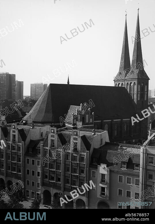 Berlin-Mitte, Nikolaikirche (älteste Berliner Pfarrkirche, Westwerk um 1232, Kirchenschiff ab 1379/80, Doppeltürme 1878, bis 1984 nach Kriegszerstörung wiederhergestellt). - Blick vom Dach des Roten Rathauses über die Häuser des Nikolaiviertels auf die Nikolaikirche. Foto, 28.8.1991.