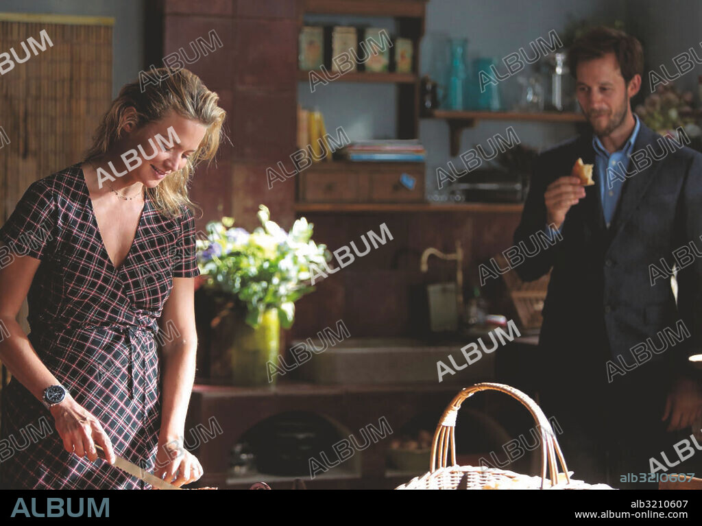 BENJAMIN LAVERNHE and VIRGINIE EFIRA in LE GOUT DES MERVEILLES, 2015, directed by ERIC BESNARD. Copyright CAMERA ONE/PULSAR PROD/TF1/UGC/D8FILMS/RHONE-ALPES CINEMA.