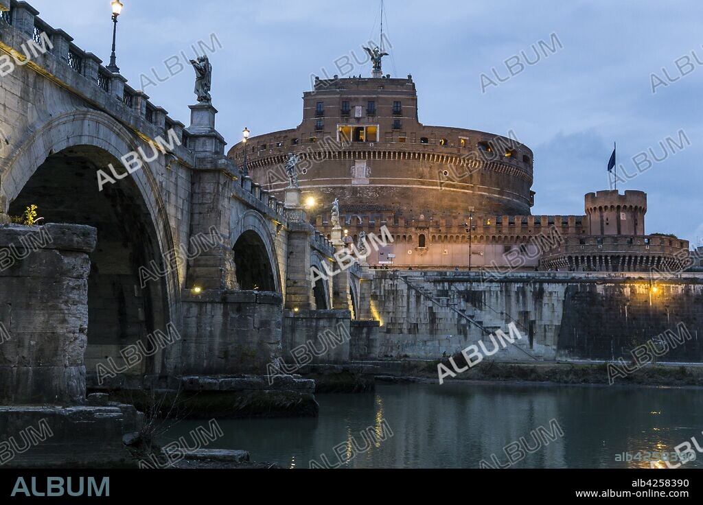 Castel Sant´Angelo (123-139 AD) and the Sant´Angelo bridge in Rome, Italy.