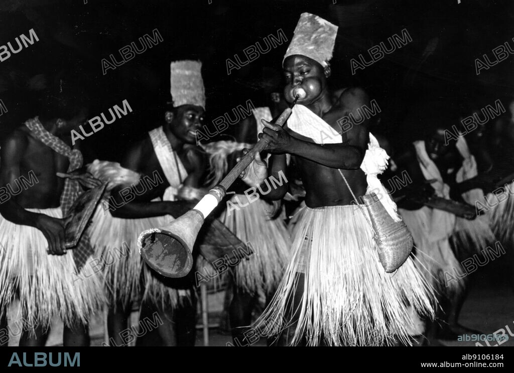 Giriami dances Mombasa, Kenya - The Giriama (also called Giryama, Kigiriama, or Kigiryama) are one of the nine ethnic groups that make up the Mijikenda (which literally translates to "nine towns"). The Mijikenda occupy the coastal strip extending from Lamu in the north to the Kenya/Tanzania border in the south, and approximately 30 km inland. The Giriama are among the largest of these ethnic groups. They inhabit the area bordered by the coastal cities of Mombasa and Malindi, and the inland towns or Mariakani and Kaloleni. The nine Mijikenda sub-"tribes" speak closely related dialects of the same Bantu language, which in turn is very similar to the more widely known Kiswahili. The Giriama grow crops to sell and keep subsistence agriculture.. ©TopFoto.