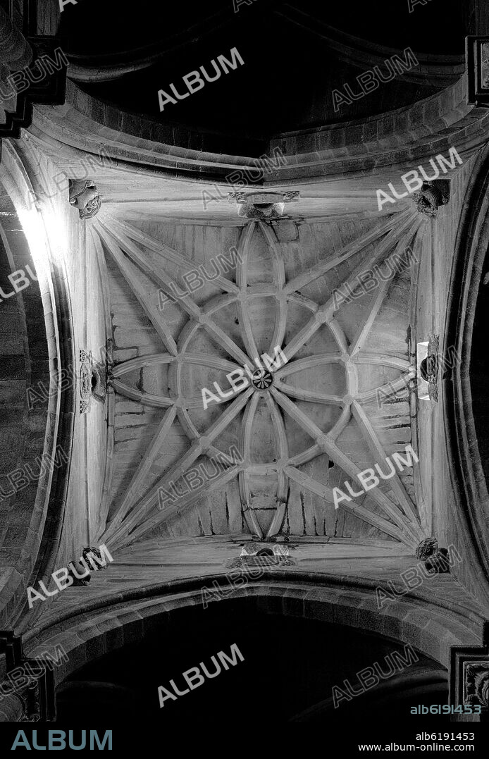 BOVEDA ESTRELLADA - GOTICO GALLEGO - FOTOGRAFIA EN BLANCO Y NEGRO - AÑOS 60.