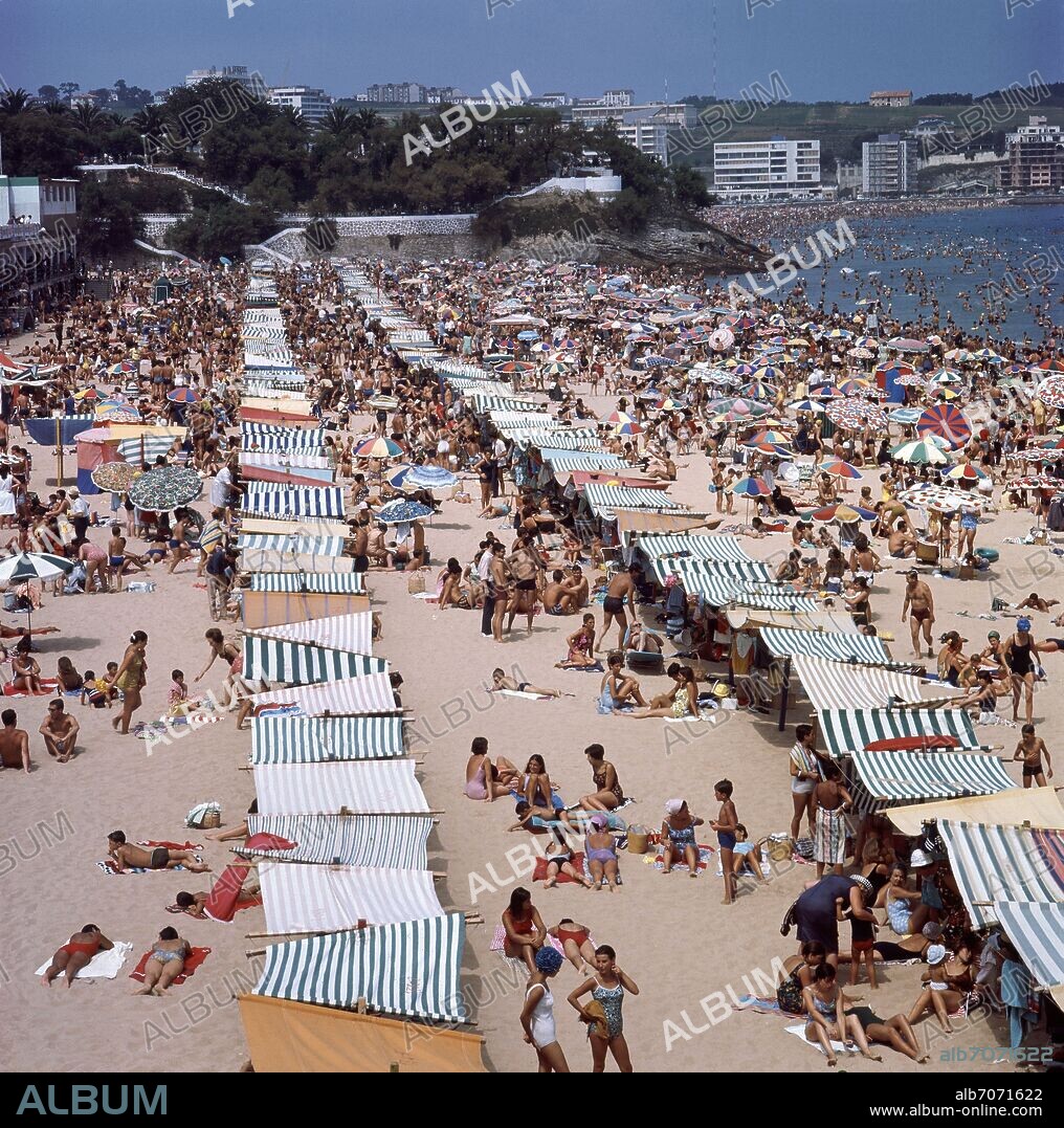 PLAYAS DEL SARDINERO CON TOLDOS - FOTO AÑOS 60.