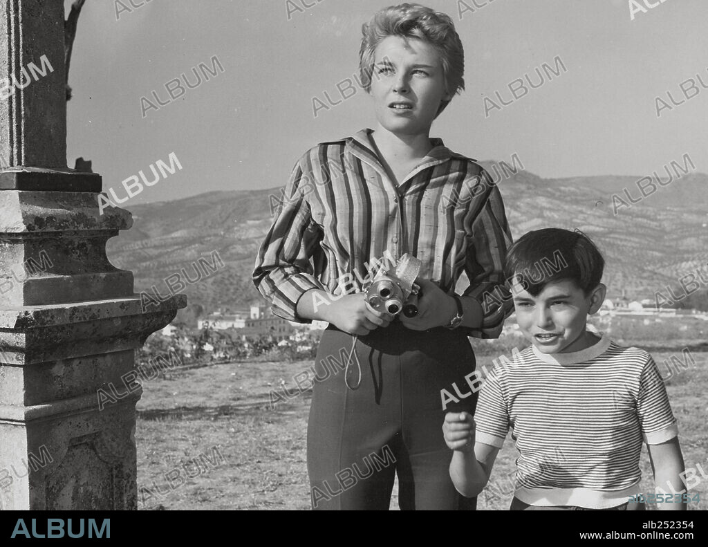 JOSELITO y LOLA VILLAESPESA en EL RUISEÑOR DE LAS CUMBRES, 1958, dirigida por ANTONIO DEL AMO. Copyright SUEVIA FILMS.