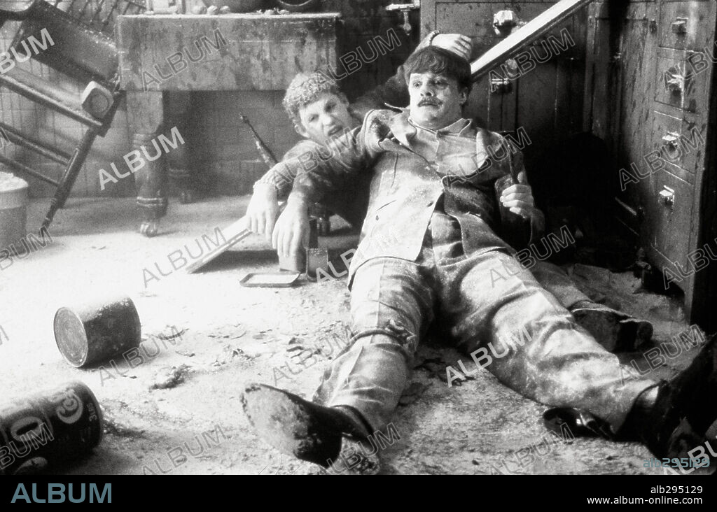 LEE EVANS and NATHAN LANE in MOUSEHUNT, 1997, directed by GORE VERBINSKI. Copyright TM & DREAMWORKS.
