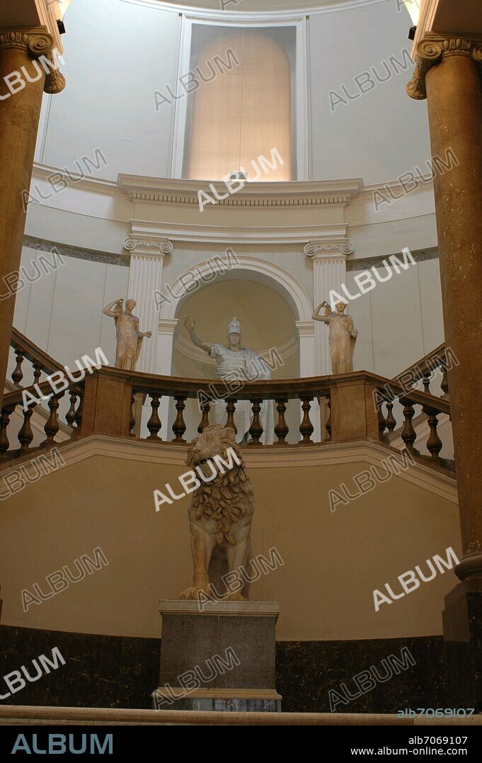 ESCULTURAS DE LA ESCALERA DEL MUSEO ARQUEOLOGICO DE NAPOLES.