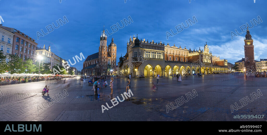 lonja de los Paños o Sukiennice edificio renacentista y basilica gotica de Santa Maria, Rynek Gówny , plaza del mercado, Cracovia , voivodato de Pequeña Polonia,Polonia, eastern europe.