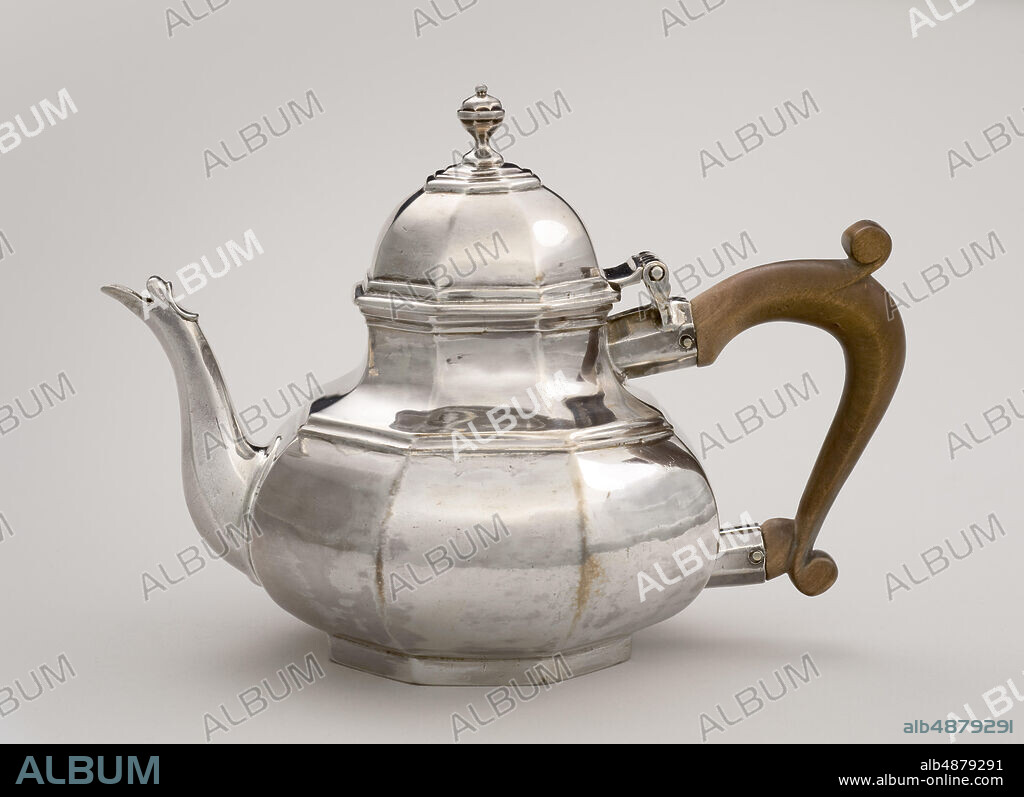 Robert Timbrell and Joseph Bell I, English, working in partnership c. 17071716, Teapot, 1715/16, Silver and wood, 5 1/2 x 7 15/16 x 4 3/8 in. (14 x 20.2 x 11.1 cm).