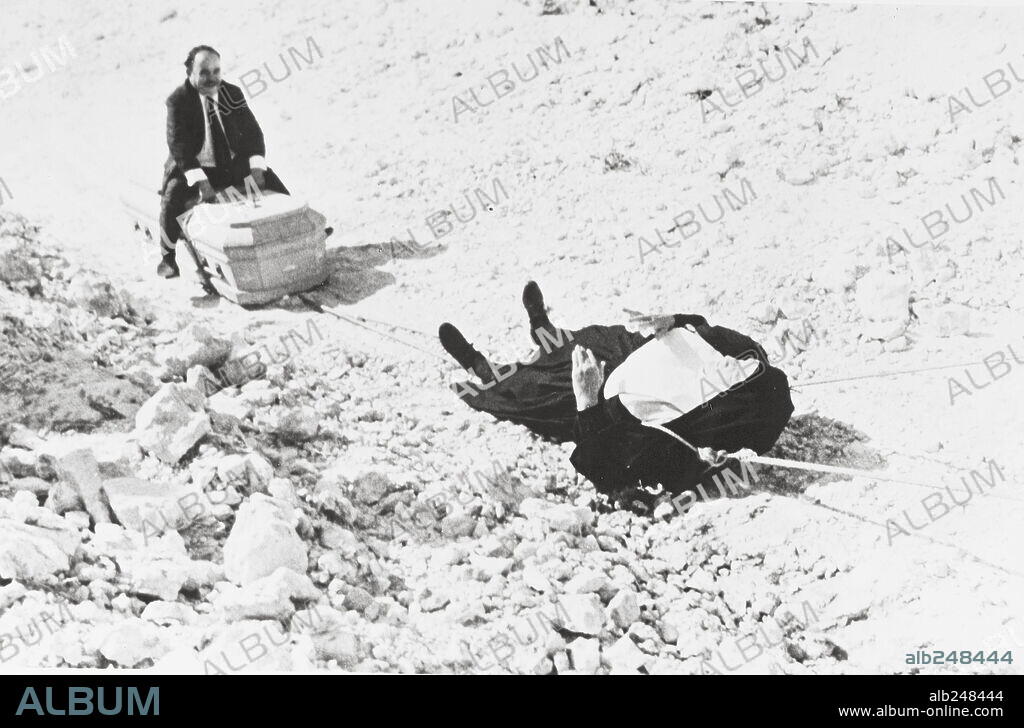 LA MUERTE DE UN BUROCRATA, 1966, dirigida por TOMAS GUTIERREZ ALEA.