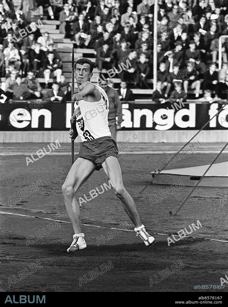 STOCKHOLM 1964-08-30. Svenske spjutkastaren och tiokamparen Lennart Hedmark i aktion vid en landskamp på Stockholms stadion.. Foto: TT Historical / Kod: 1902.