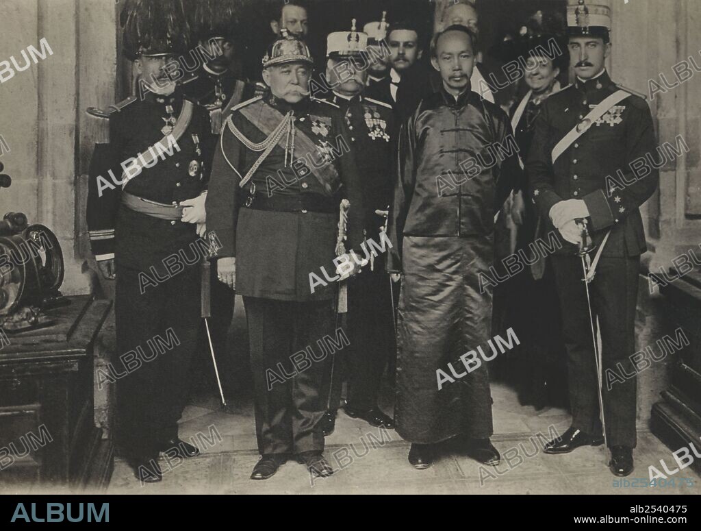 Camilo García de Polavieja y del Castillo-Negrete, marqués de Polavieja (1838-1914), militar y político español, embajador en Méjico, con el embajador de China en la conmemoración del centenario de la independencia del país centroamericano. Año 1913.