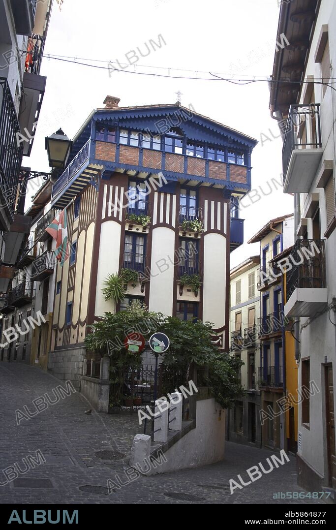 Mutriku / Motrico; calles con desnivel en el casco antiguo.