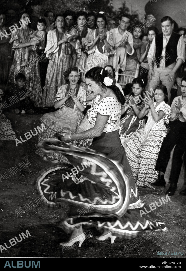 LOLA FLORES in THE GIRL AT THE INN, 1951 (LA NIÑA DE LA VENTA), directed by RAMON TORRADO. Copyright SUEVIA FILMS.