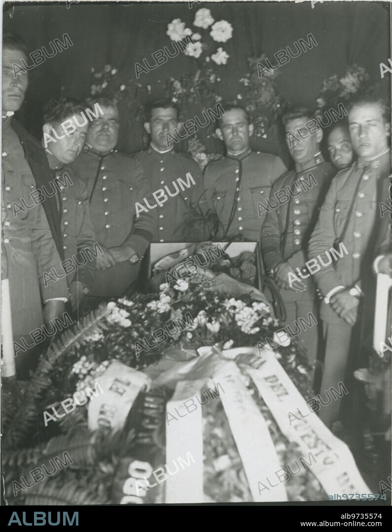 Marbella (Málaga), enero de 1933. Captura y muerte del bandido Flores Arocha en Arroyo Hondo, término de la Fuenfría (Málaga), en la Serranía de Ronda. El guardia civil Teodoro López, fallecido tras ser alcanzado por una bala disparada por el bandido, fue trasladado a Marbella para practicarle la autopsia. En la imagen, los guardias del puesto de Marbella velan el cadáver de su infortunado compañero.