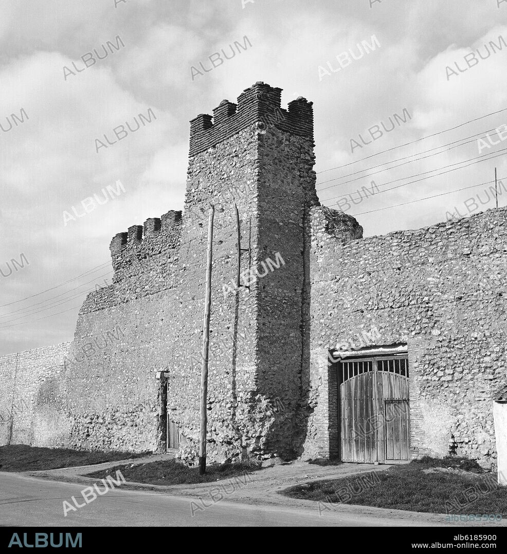 RESTOS DE LA MURALLA DE OLMEDO - FOTOGRAFIA EN BLANCO Y NEGRO - AÑOS 50.