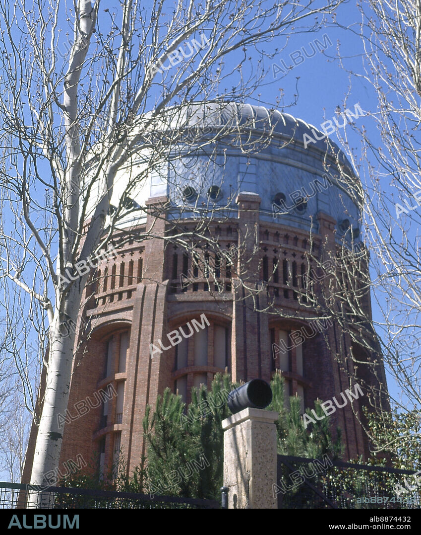LUIS MOYA IDIGORAS Y DIEGO MARTIN MONTALBO. DEPOSITO ELEVADO DEL CANAL- PRESTO SERVICIO ENTRE 1911 Y 1952- ACTUALMENTE SALA DE EXPOSICION.