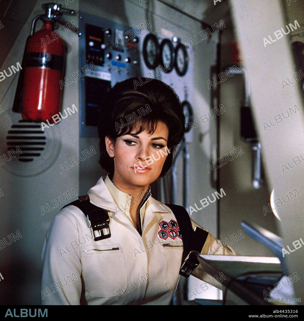 RAQUEL WELCH en VIAJE ALUCINANTE, 1966 (FANTASTIC VOYAGE), dirigida por RICHARD FLEISCHER. Copyright 20TH CENTURY FOX.