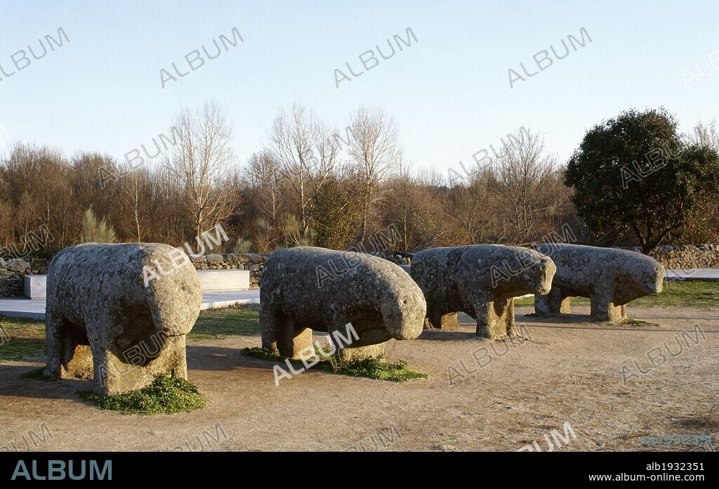 ARTE PREHISTORICO. EDAD DEL HIERRO. ESPAÑA. TOROS DE GUISANDO. Figuras zoomorfas toscamente esculpidas en bloques graníticos y que corresponden a la llamada CULTURA DE LOS VERRACOS de la Meseta (S. II a. C.). GUISANDO. Provincia de Avila. Castilla-León.