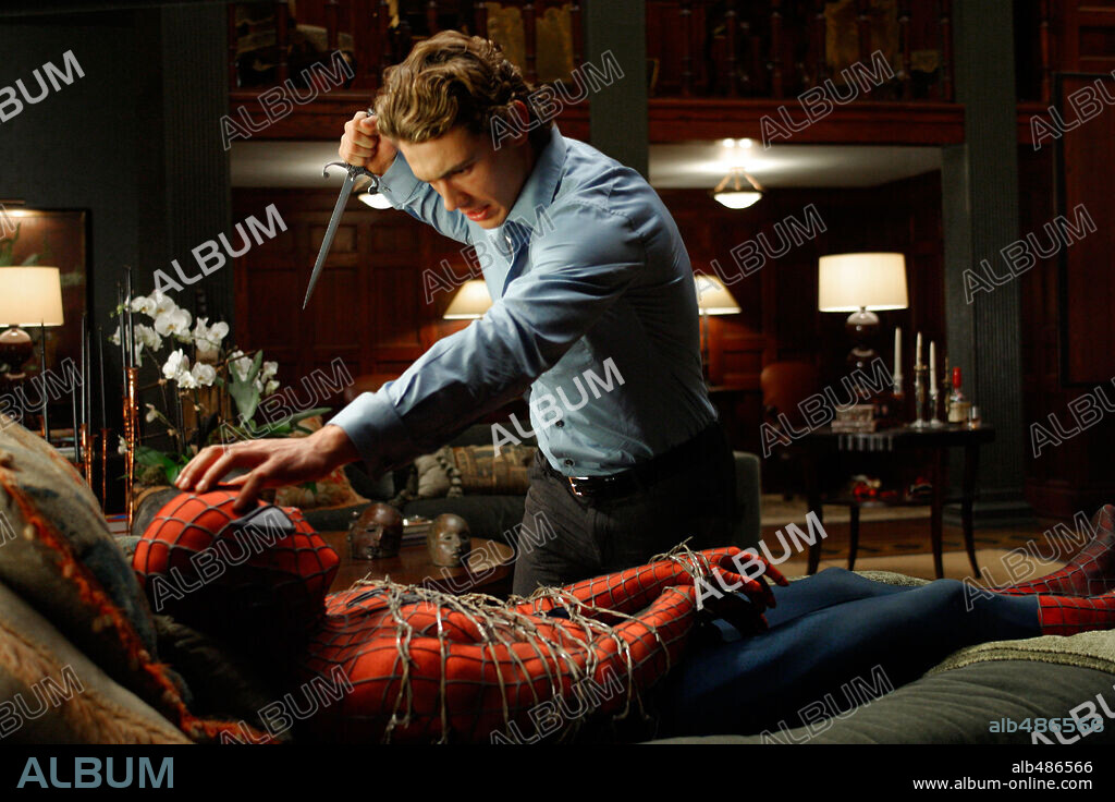 JAMES FRANCO and TOBEY MAGUIRE in SPIDER-MAN 2, 2004, directed by SAM RAIMI. Copyright COLUMBIA PICTURES/MARVEL ENTERTAINMENT / MOSELEY, MELISSA.