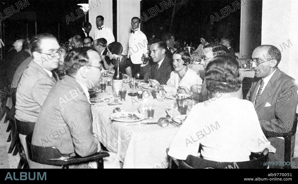 Food offered to the philosopher by the editorial staff and the gathering of "Revista de Occident", in 1935, on the occasion of the 25 years of his professorship.