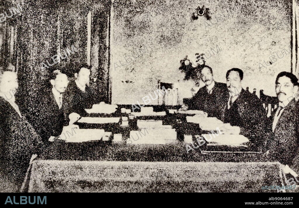 On January 18, 1915, Japan took advantage of the time when European and American imperialists had no time to look east in the First World War, and presented to Yuan Shikai's government a secret document aimed at destroying China -- the "Japan-China Treaty". The full text consists of twenty-one demands, so this treaty is usually called "Twenty-One". Pictured is the scene when the treaty is signed.