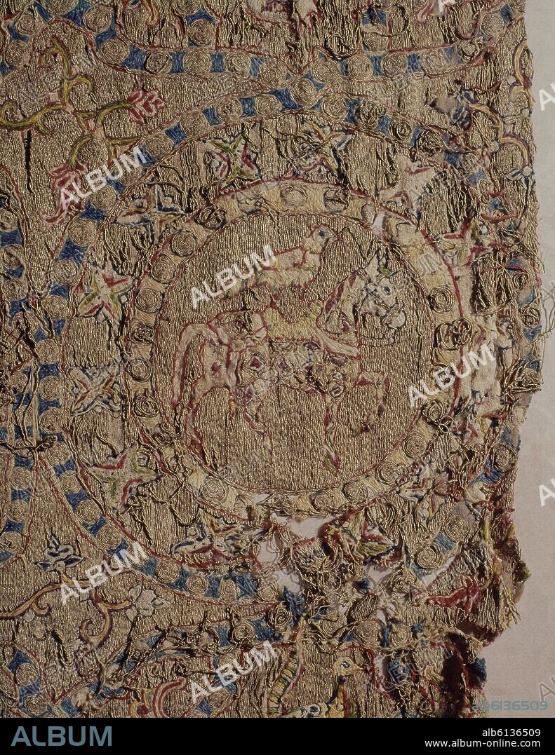 DETALLE DE LA MORTAJA O ALJUBA DEL CONDE SANCHO GARCIA - SIGLO X - TELA ADORNADA CON EL AZOR Y EL CABALLO.