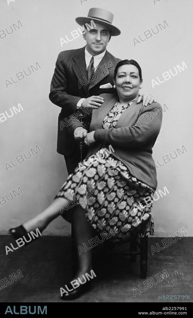 PEPE PINTO. JOSE TORRES GARZON. CANTAOR FLAMENCO ESPAÑOL. SEVILLA 1903-1969. JUNTO A SU MUJER , TAMBIEM CATAORA PASTORA PAVON ( NIÑA DE LOS PEINES ).