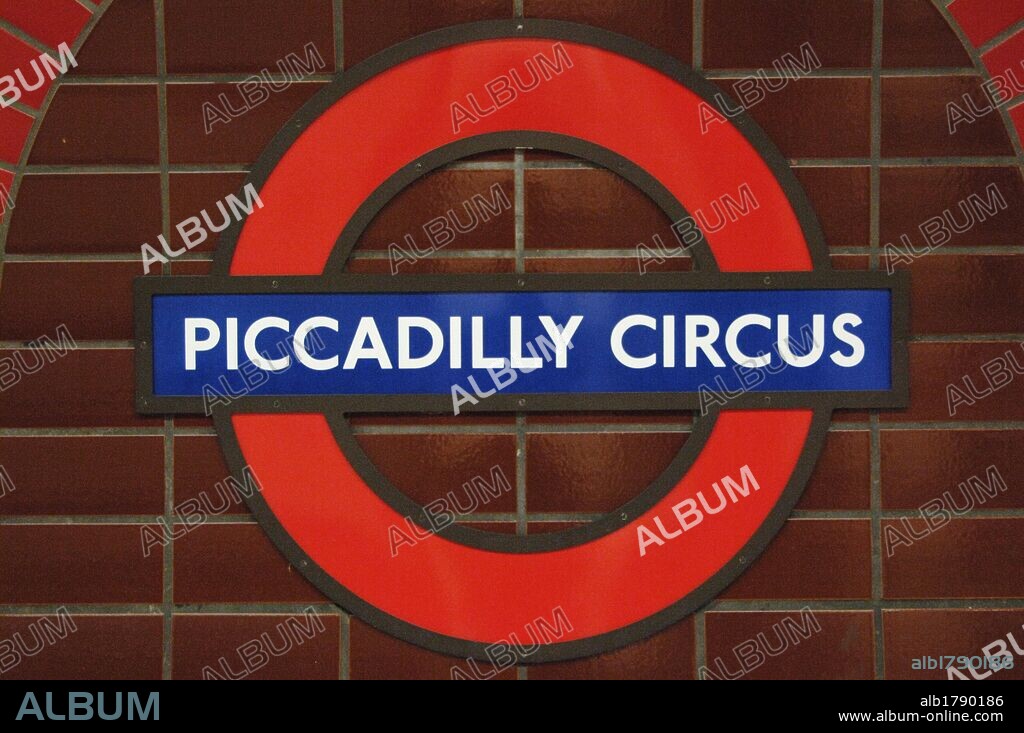 PARADA DE METRO "Piccadilly Circus". Londres. Inglaterra. Reino Unido.