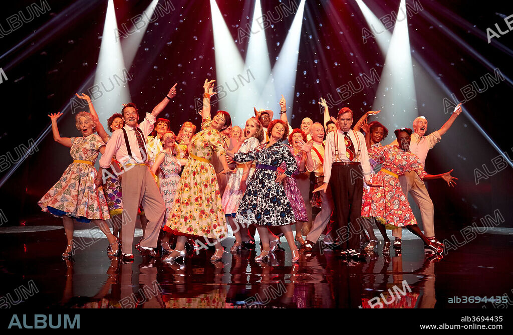 CELIA IMRIE, DAVID HAYMAN, IMELDA STAUNTON, JOANNA LUMLEY y TIMOTHY SPALL en BAILANDO LA VIDA, 2017 (FINDING YOUR FEET), dirigida por RICHARD LONCRAINE. Copyright Eclipse Films / Catalyst Global Media / Powder Keg Pictures.