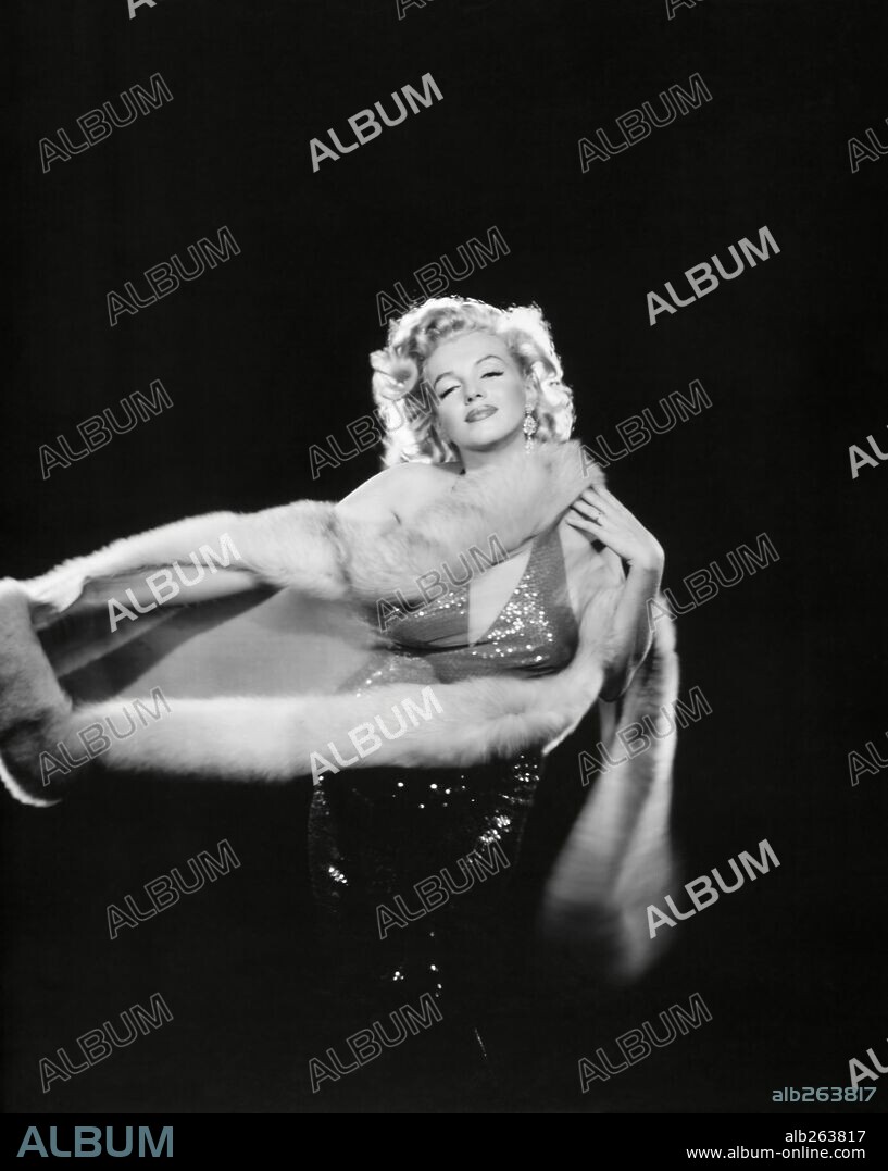 MARILYN MONROE in THE PRINCE AND THE SHOWGIRL, 1957, directed by LAURENCE OLIVIER. Copyright WARNER BROTHERS / AVEDON, RICHARD. Custome by  Beatrice Dawson.