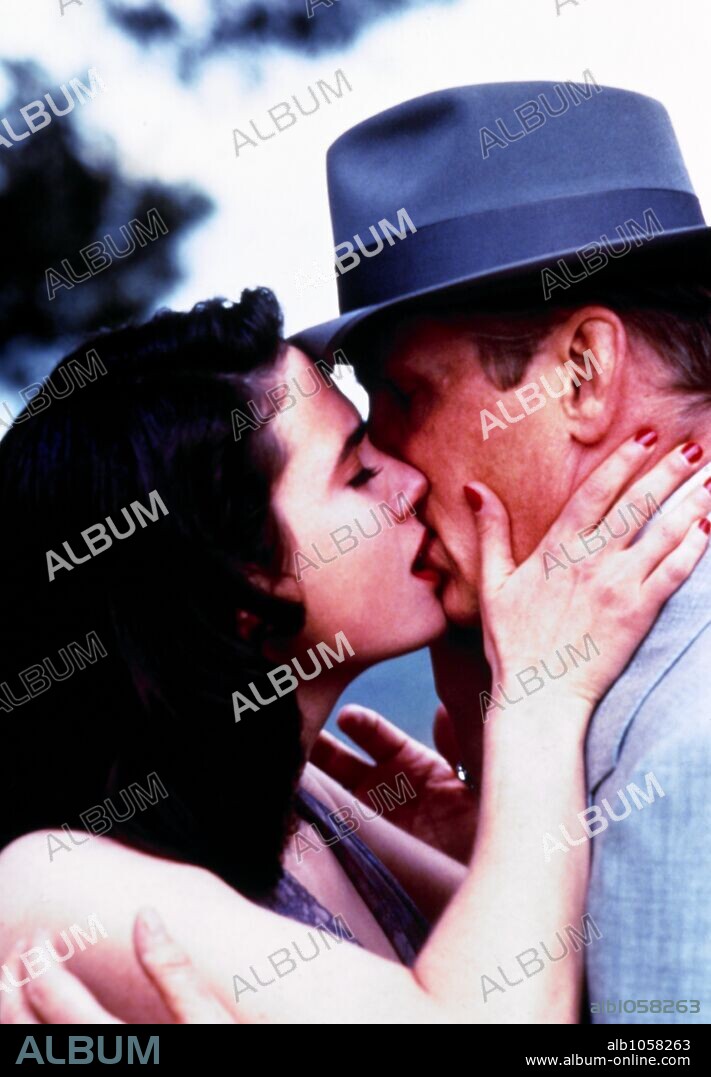 JENNIFER CONNELLY y NICK NOLTE en MULHOLLAND FALLS. LA BRIGADA DEL SOMBRERO, 1996 (MULHOLLAND FALLS), dirigida por LEE THAMAHORI. Copyright METRO GOLDWYN MAYER / EMERSON, SAM.