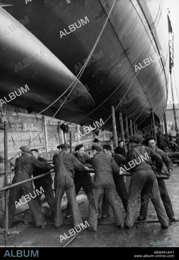 Göteborg 1945-11-18. Varvsarbetare vid Eriksbergsvarvet gör de sista förberedelserna innan Pansarfartyget HMS Göta Lejon löper av stapeln vid sjösättning. Foto: SvD / TT / kod 12014.