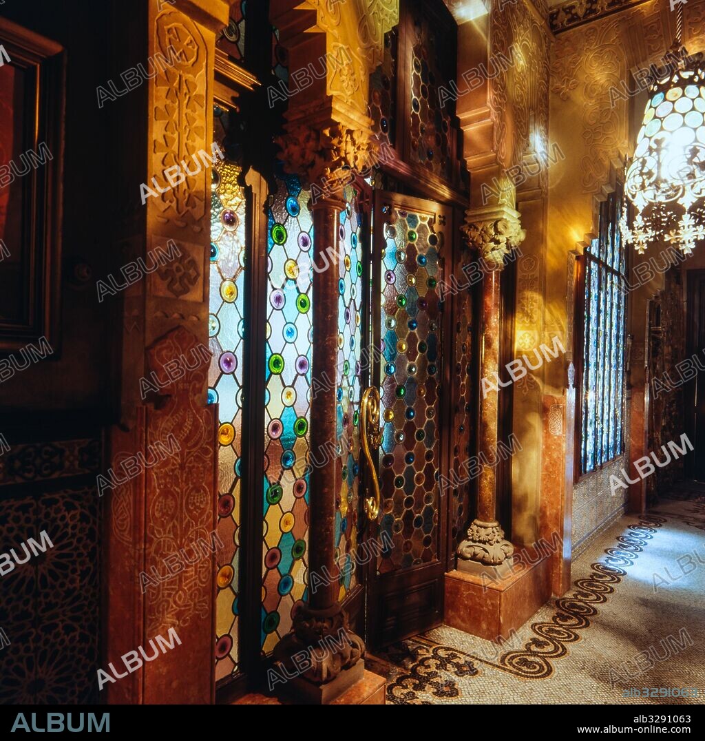 Josep Puig i Cadafalch / Vidriera con motivos geométricos en el interior de la Casa Amatller, 1898-1900, Barcelona, Barcelona, Cataluña, España.