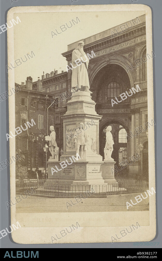 Statue of Leonardo da Vinci, Milan, Milano Monumento a Leonardo da Vinci Magni fece, Giacomo Brogi (mentioned on object), Pietro Magni, Milaan, 1872 - 1881, cardboard, paper, albumen print, height 104 mm × width 63 mm.