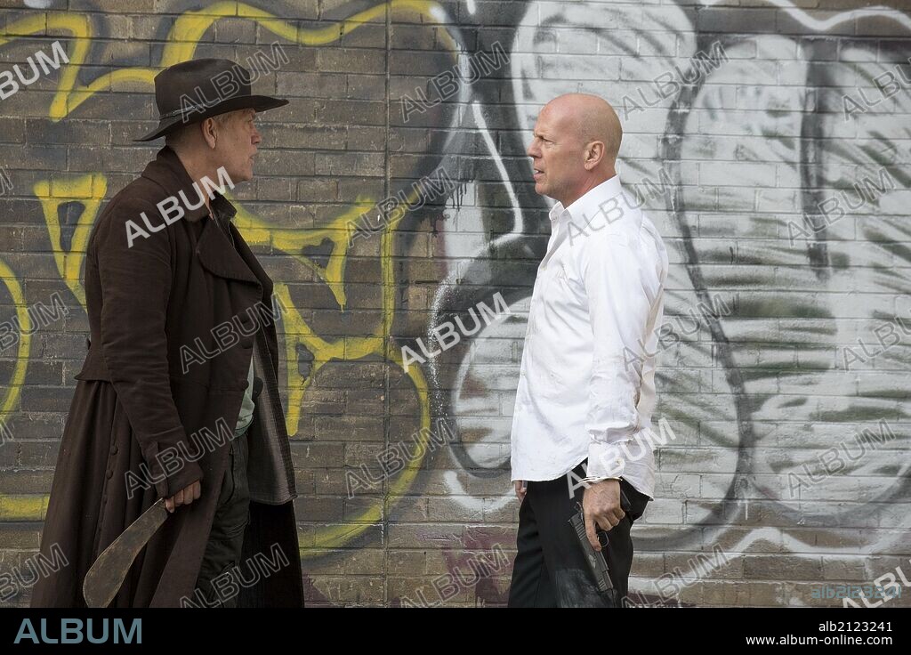 BRUCE WILLIS y JOHN MALKOVICH en RED 2, 2013, dirigida por DEAN PARISOT. Copyright DI BONAVENTURA PICTURES.