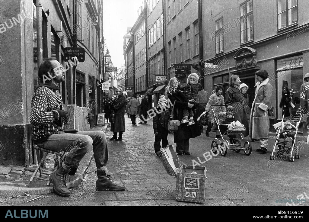 Stockholm 1981-03-19. Gatumusiker. I femton minuter fick flanörerna i Gamla stan höra gamla svenska folkvisor. Sen dök kommissarie K-G Johansson och polisassistent Berit Snödahl upp och avbröt det roliga.. Foto: Åke Malmström / DN / TT / Kod: 37. ** SvD OUT **.