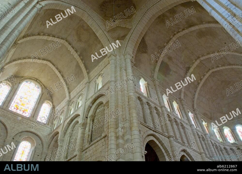 La Charitésur-Loire (Dép.Nièvre, Burgund, Frankreich), ehem. Prioratskirche Sainte-Croix-Notre-Dame (Priorat der Cluniazenser; erbaut 1059-1135; Langhaus nach Brand von 1559 reduziert wiederaufgebaut 1695). /-Innenansicht: Chor und Nordquerhaus.-Foto, 2007. Aus der Serie: Sites clunisiens.