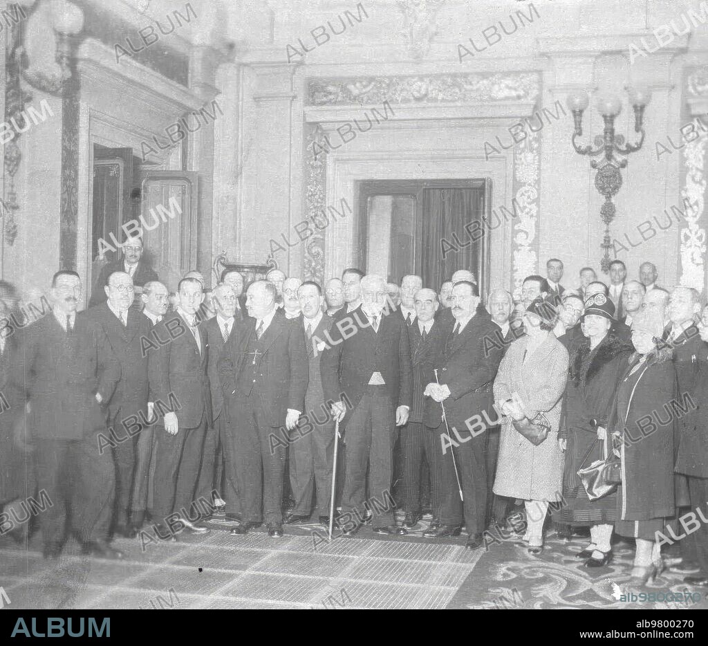 19 diciembre 1927. Madrid. En el Ayuntamiento. El gobernador Civil, Carlos Martín Álvarez (I) con los Nuevos Concejales, que ayer Eligieron alcalde A D. José Manuel de Aristizabal (2).
