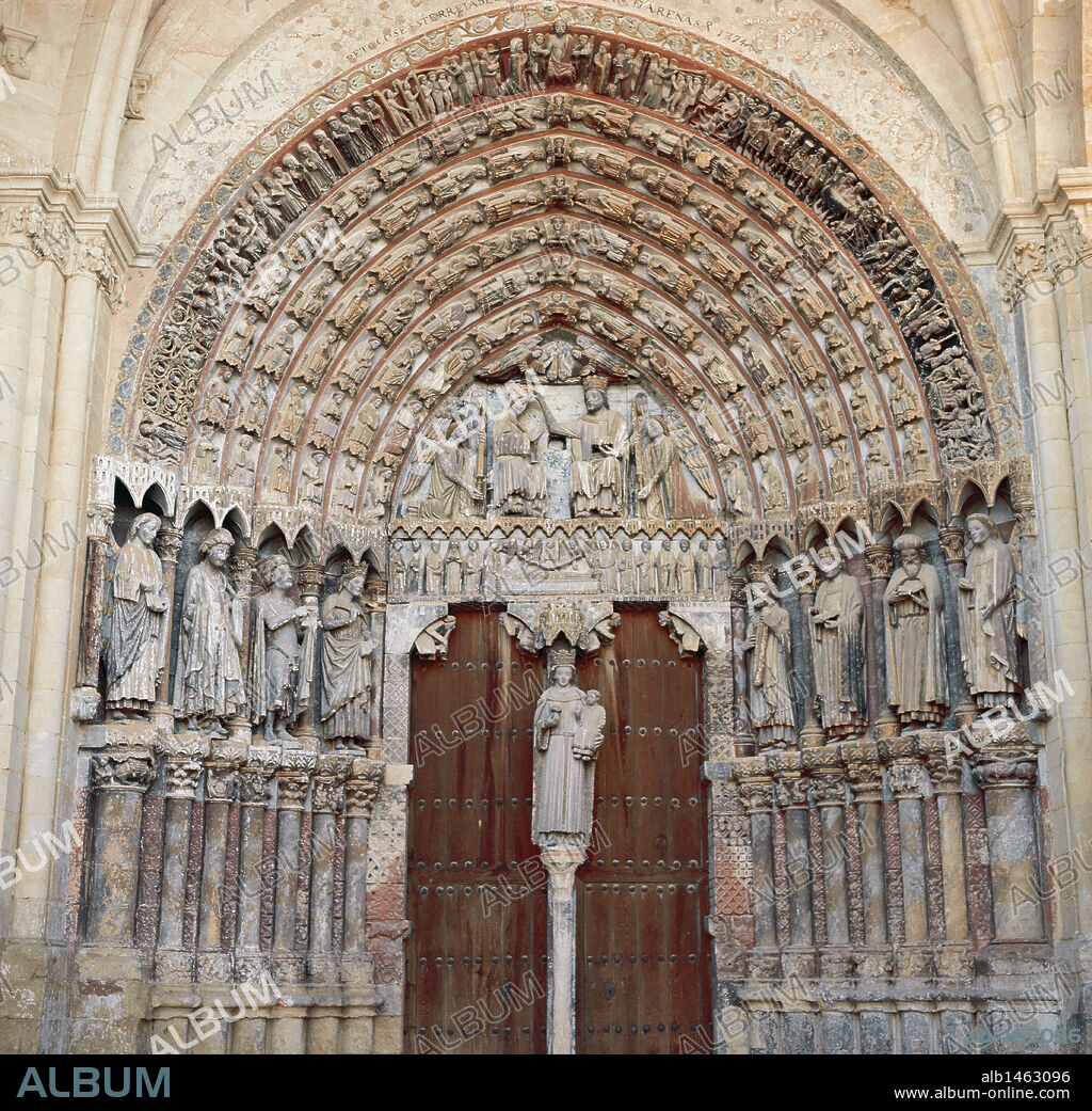 ARTE GOTICO. ESPAÑA. PORTICO DE LA MAJESTAD (s. XIII), con la representación, en el TIMPANO, de la CORONACION DE LA VIRGEN. En las ARQUIVOLTAS, los EJERCITOS CELESTIALES, y en la exterior, el JUICIO FINAL. En el PARTELUZ se encuentra la VIRGEN CON EL NIÑO. COLEGIATA DE SANTA MARIA LA MAYOR (s. XII-XIII). TORO. Provincia de Zamora. Castilla-León.