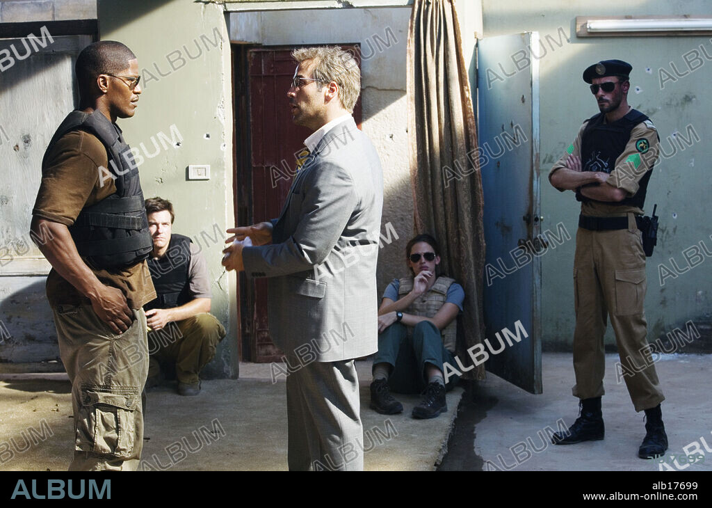 ALI SULIMAN, JAMIE FOXX, JASON BATEMAN and JENNIFER GARNER in THE KINGDOM, 2007, directed by PETER BERG. Copyright UNIVERSAL PICTURES/FORWARD PASS/FILM 44/RELATIVITY MEDIA/ / CONNOR, FRANK.