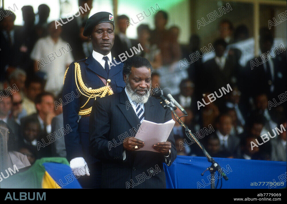 Namibia, Namibia's way to independence (1884-1920 colony German South-West Africa, 1920 to 1990 as a mandate of the League of Nations part of South Africa), state act for the independence of Namibia in the stadium of Windhoek. the first freely elected President Sam Nujoma makes a speech. Windhoek, March 21, 1990.
