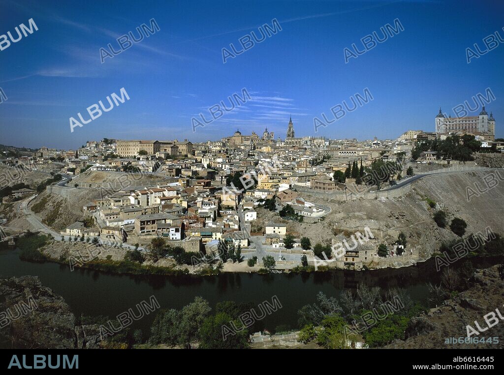 VISTA PANORAMICA DE LA CIUDAD DE TOLEDO CON EL RIO TAJO.