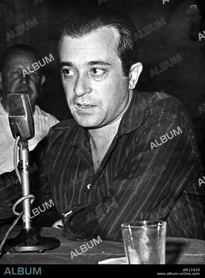 José Agustín Goytisolo en una emisora de radio. Cuba, 1962.